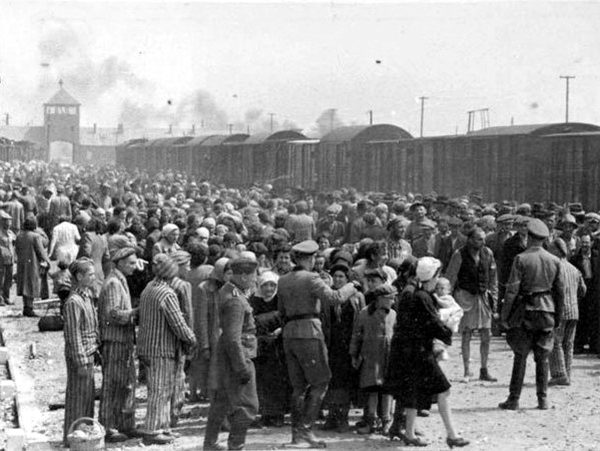 Imaginile despre lagărele naziste crează oroare