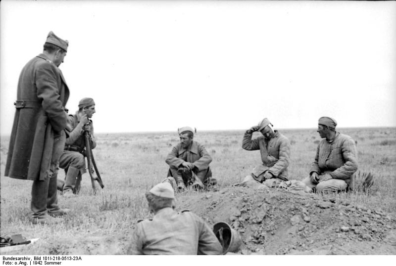 Soldaţi români şi prizonieri ruşi în zona Don/Stalingrad sursa Wikipedia