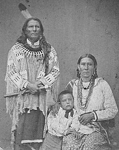Standing Bear cu familia, sursa foto Wikipedia