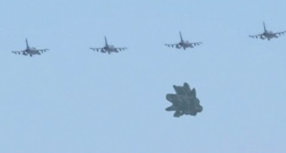 Un OZN straniu a fost escortat de 4 avioane americane de luptă