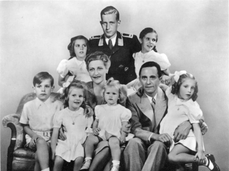 Portretul familiei Goebbels : in centru sunt Magda Goebbels si Joseph Goebbels, impreuna cu cei sase copii ai lor Helga, Hildegard, Helmut, Hedwig, Holdine si Heidrun. In spatele lor este Harald Quandt in uniforma de sergent aviator. German Federal Archives, sursa Wikipedia.