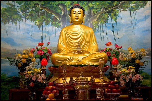 O statuie a lui Buddha emite raze miraculoase