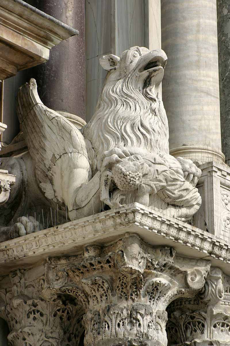 800px-Venice_-_Statue_of_a_griffin