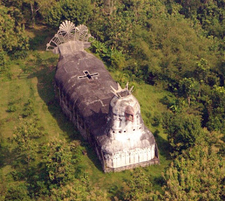 Gereja Ayam, o clădire stranie din inima junglei indoneziene