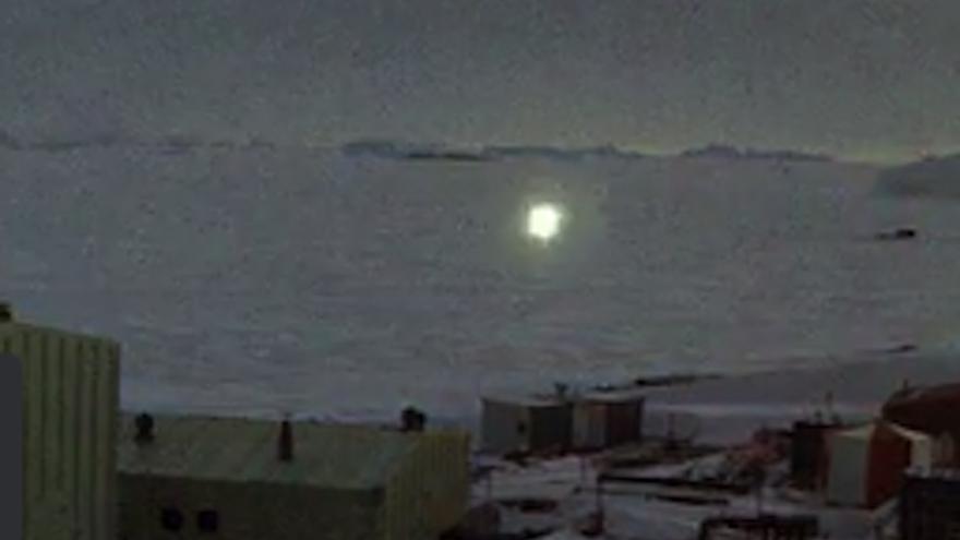 O lumină stranie la baza Davis din Antarctica