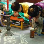 Taoists_performing_a_rite_at_the_Baiyun_Temple_of_Shanghai